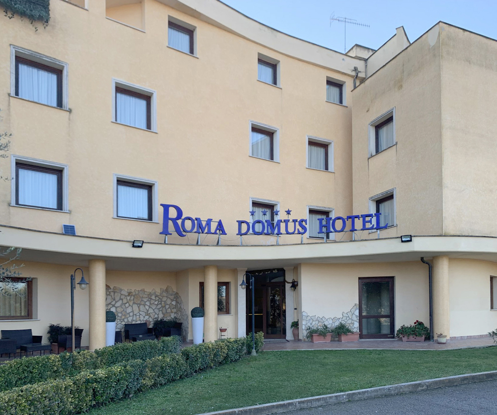 casa roma hotel        <h3 class=